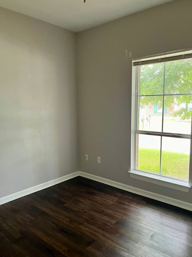 Building Photo - 303 Briarhaven Dr