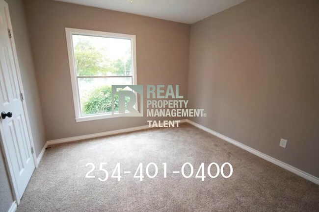 Building Photo - **Available in August** 3 Bedroom, 1 Bathr...