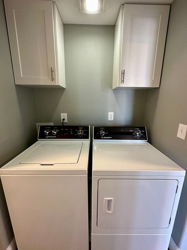 Building Photo - Bright & Spacious 3 Bed / 2 Bath - Gorgeou...