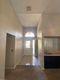 Building Photo - 3 Bedroom 2 Bathroom Home!