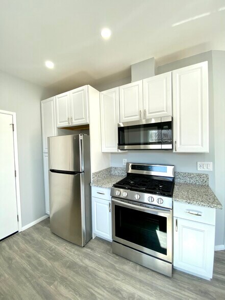 Kitchen - 5451 Brynhurst Ave