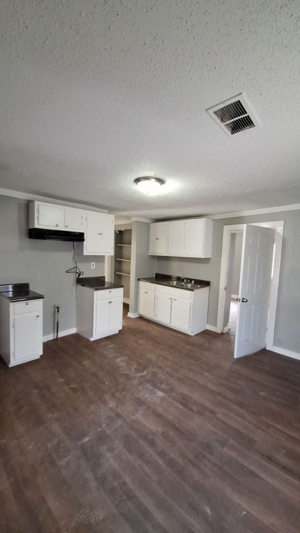 Building Photo - Beautiful 3 bedroom 1 bath
