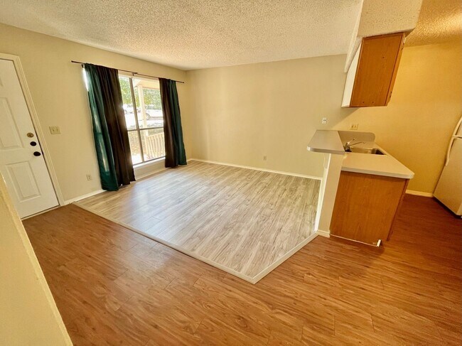 Building Photo - 112 Hillside Cove