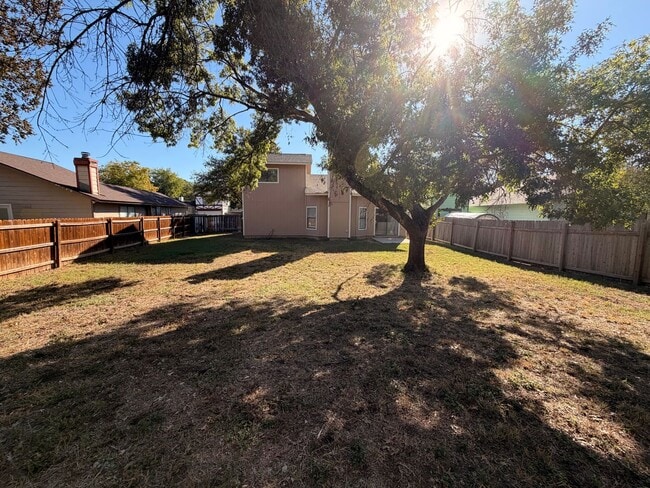 Building Photo - OPEN 3 BR W/ MASTER DOWN*STAINLESS STEEL APPLIANCES*FIREPLACE IN LIVING*TILED SHOWER*WALK-IN CLOS...