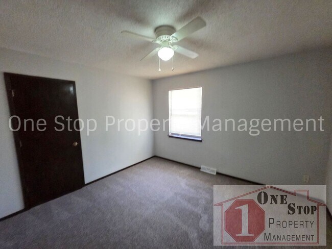 Building Photo - Welcome Home to this Adorable 2 Bed 1.5 Bath Duplex in Independence!!