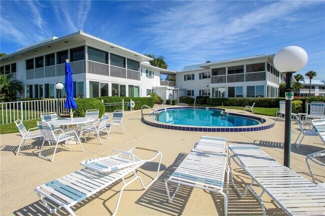 Building Photo - 1858 SW Palm City Rd