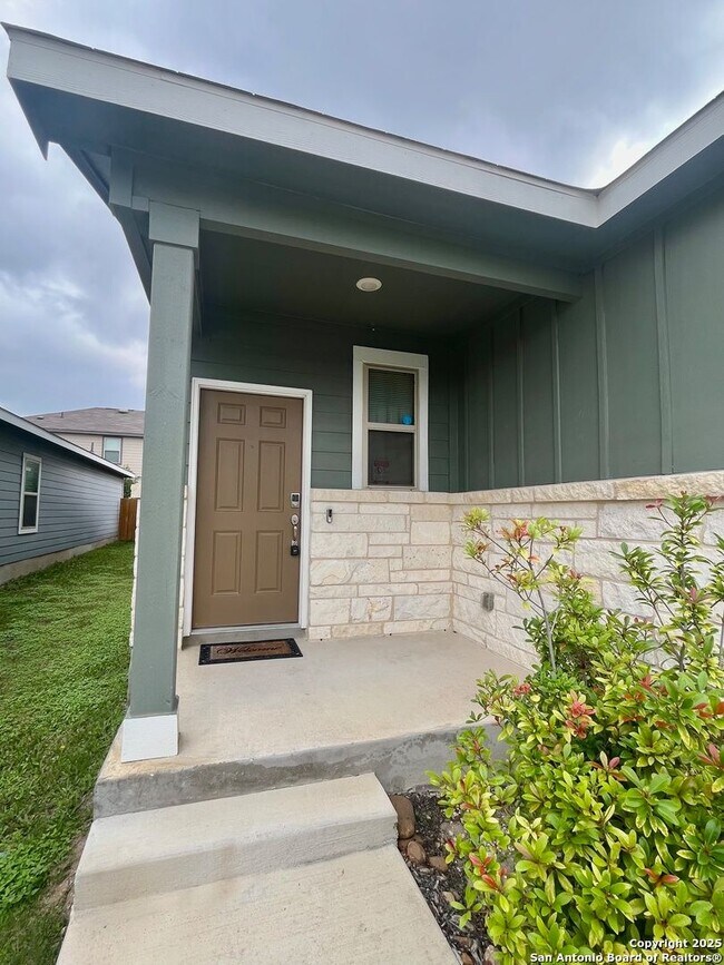 Building Photo - 3/2 Single Story Conveniently Located to B...