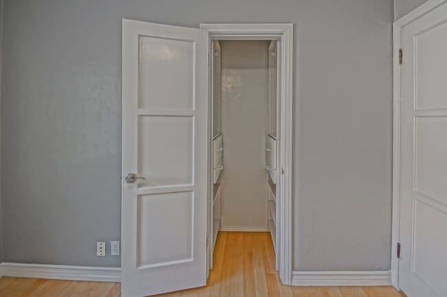 Building Photo - 2809 Carlsbad St