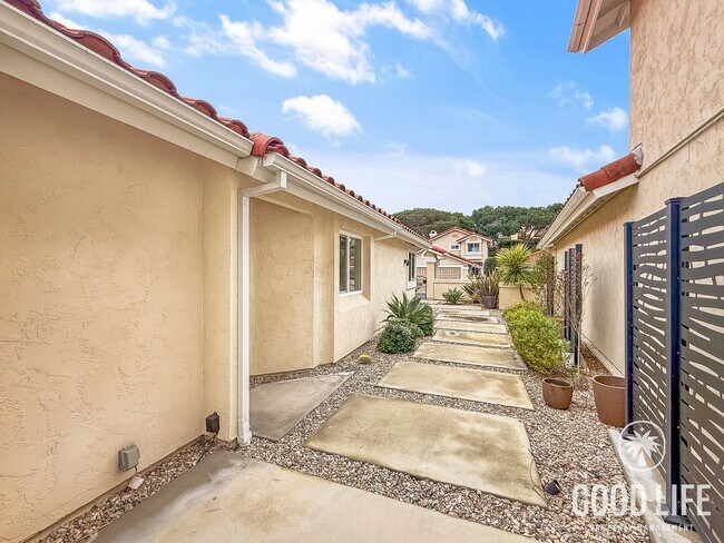 Building Photo - harming 2BR/2BA Townhome with Private Yard & 2-Car Garage in UTC