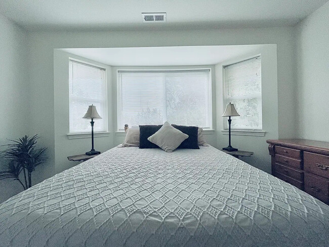 Bright bedroom with Bay window - 204 SW Moorea Ln