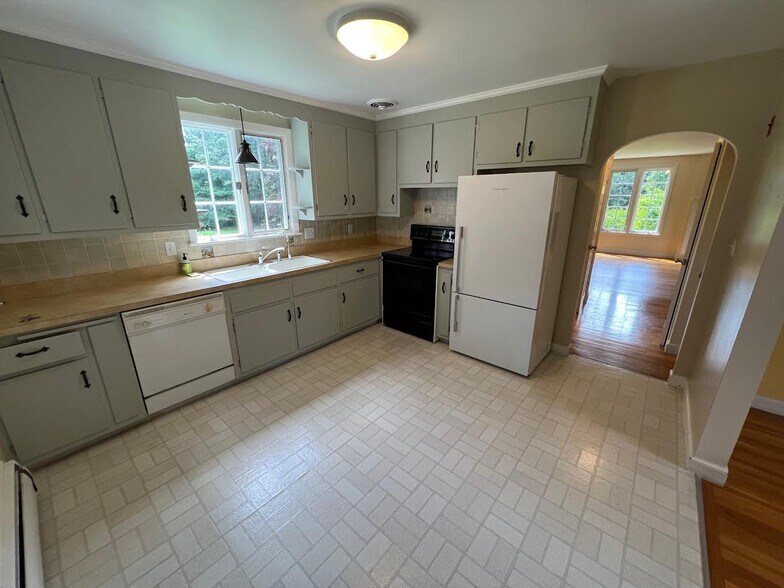 Building Photo - 48 River Ave