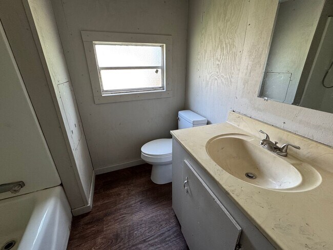 Building Photo - 2 Bedroom / 1 Bath Single wide for Rent – Irvin St, Live Oak, FL