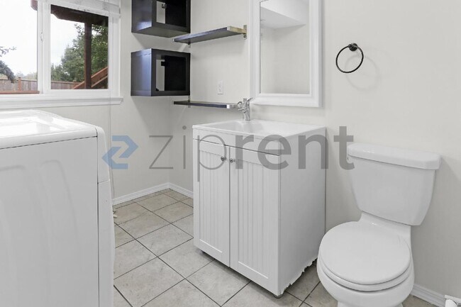Building Photo - Unit