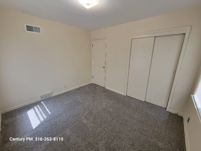 Building Photo - 244 N Fern St