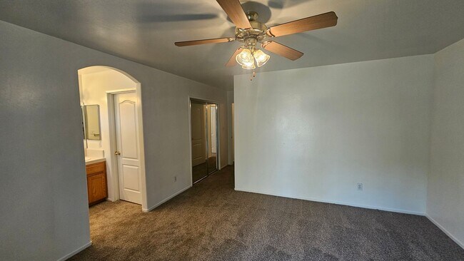 Building Photo - Great SW Location