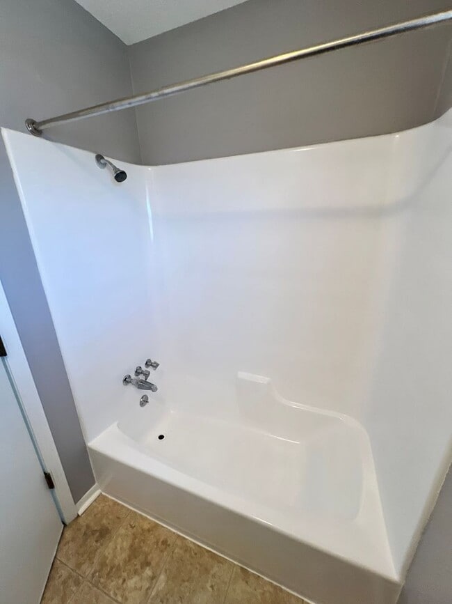 Building Photo - Spacious Split-Level Duplex in Lee’s Summit