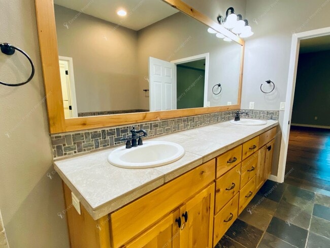 Building Photo - Experience Luxury Living in Broken Top wit...