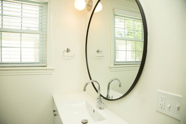 Building Photo - 4 Bedroom House Available Near Scott Stadi...