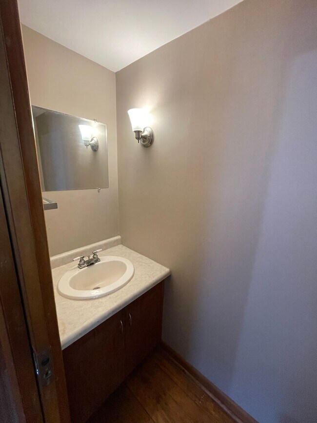 Building Photo - Two Bedroom in Delphi - Available in October