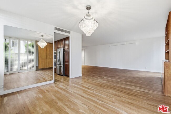 Building Photo - 211 S Spalding Dr