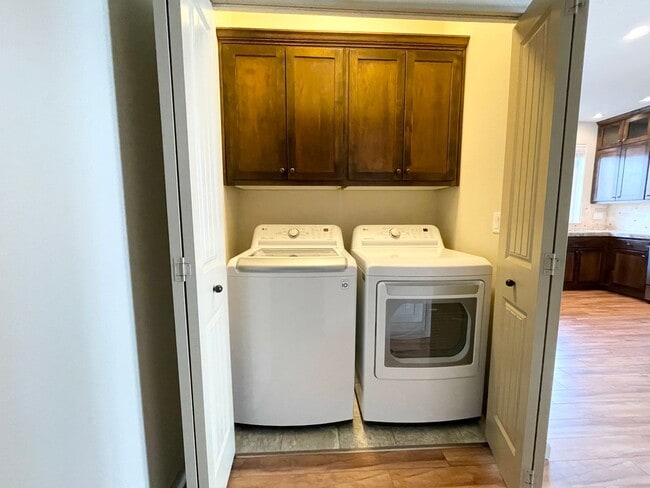 Building Photo - 4 Bedroom Home near Orenco Station!!