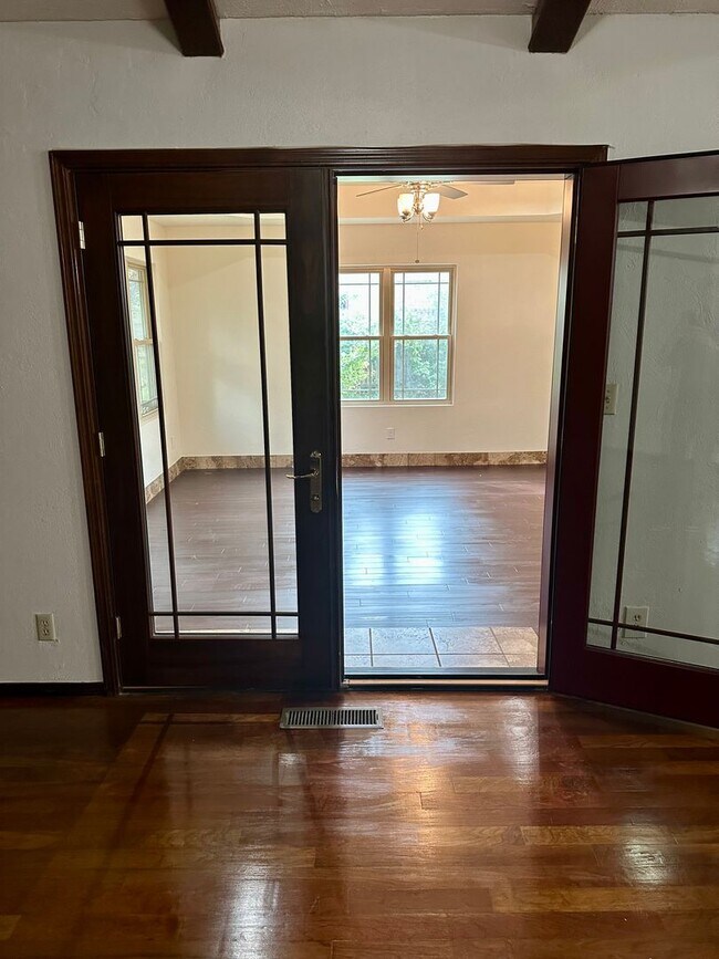 Building Photo - Immaculate major remodeled executive home ...