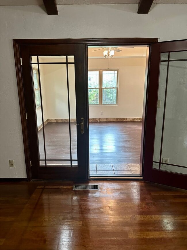 Building Photo - Immaculate major remodeled executive home in West Norman