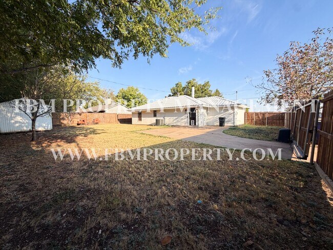 Building Photo - 616 E Ave East