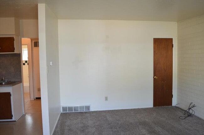 Building Photo - 472 E Granite Ave