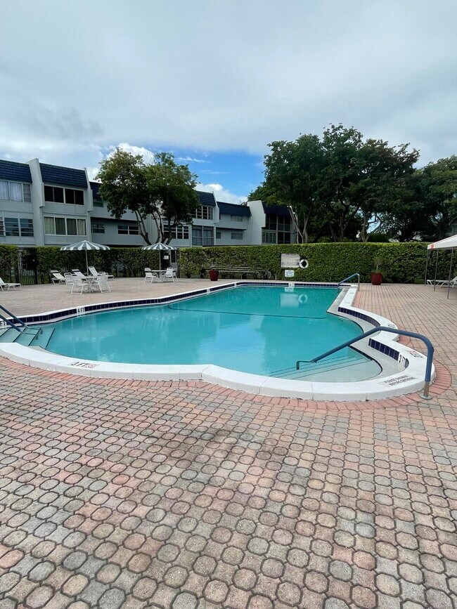 Building Photo - 7827 Golf Cir Dr
