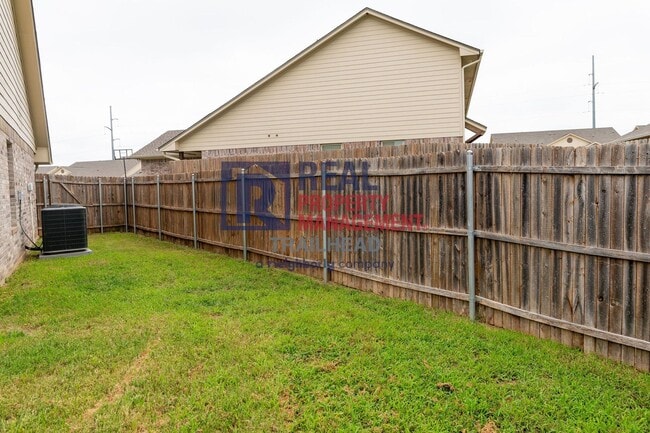 Building Photo - 905 Dart Ct