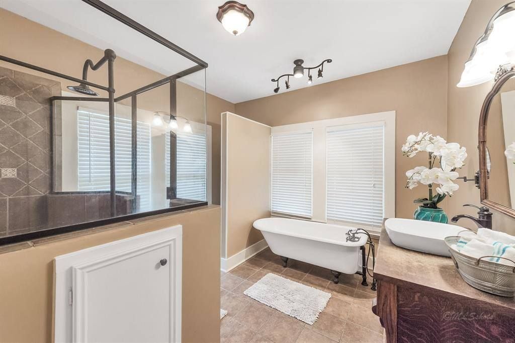 Master Bathroom - 10152 FM949