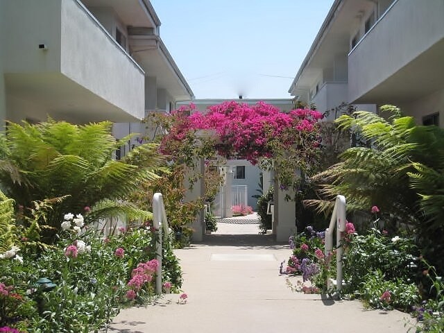 Courtyard - Anza South Apartments