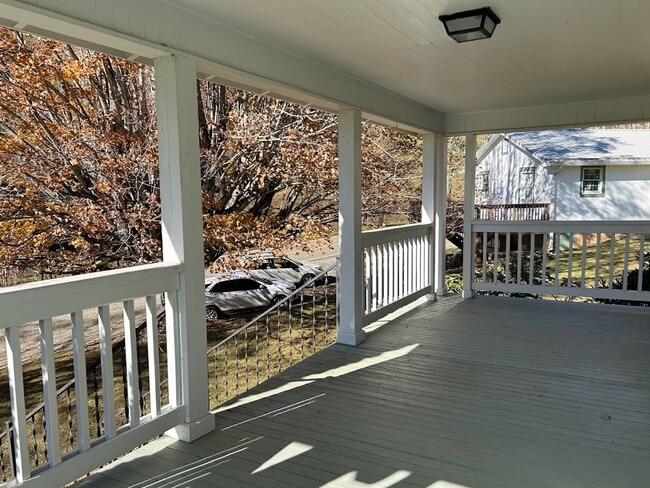 Building Photo - Charming 2 Bedroom Home with Stunning Views