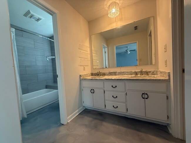 Building Photo - HUGE UPGRADED 3/2 ON 5 ACRE LOT!