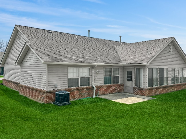 Building Photo - Beautiful 2 Beds 2 Baths Villa w/ Sunroom ...