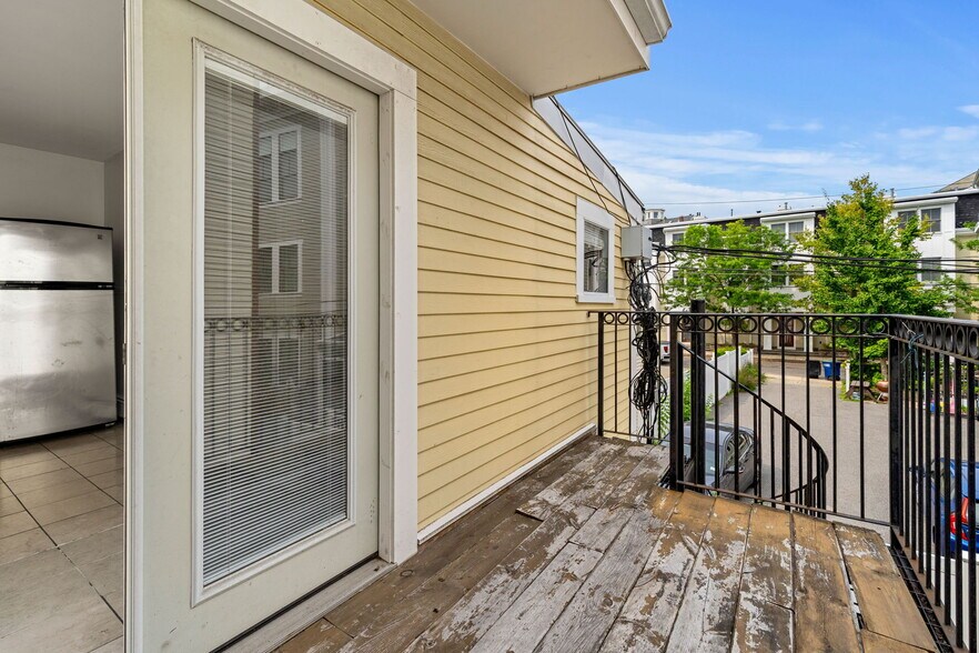 Building Photo - 571 Somerville Ave