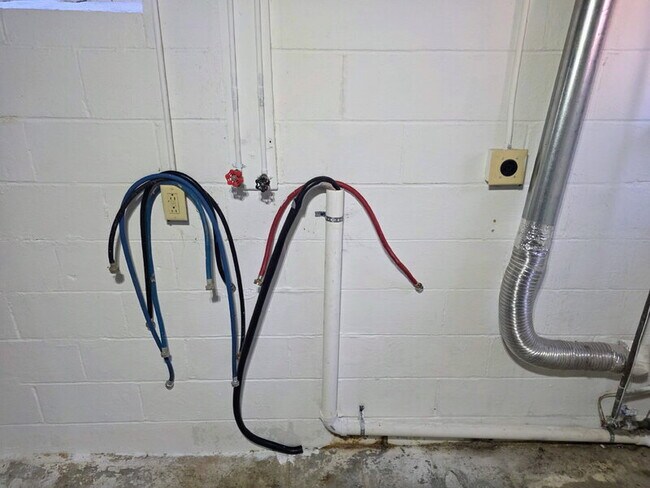 Building Photo - 6813 Urbandale Ave