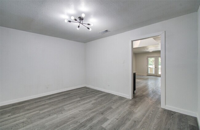 Building Photo - 619 River Plantation Dr