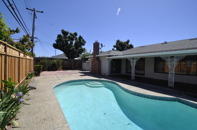 Building Photo - Willow Glen Home