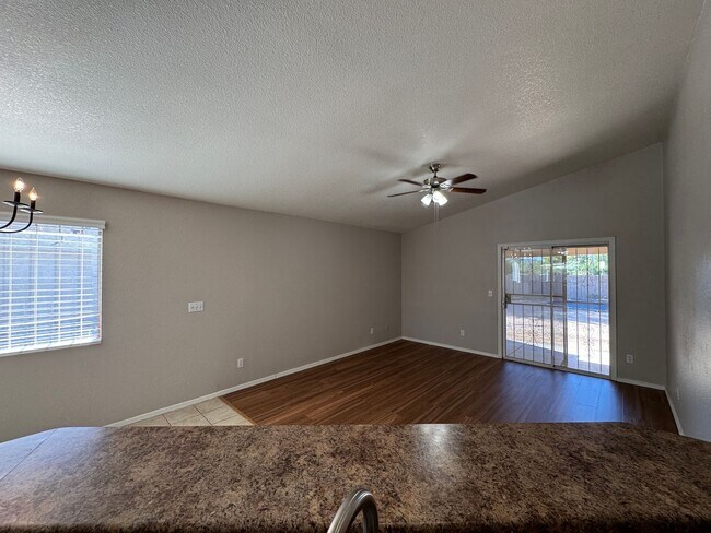 Building Photo - Great 4Bdm 2Ba Home, in a well desired loc...