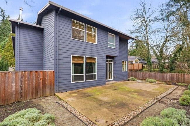 Building Photo - Beautiful 3 Bedroom/2.5 Lake Oswego