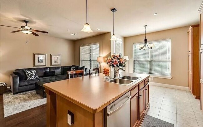 Building Photo - Upscale living in this fabulous Townhome!