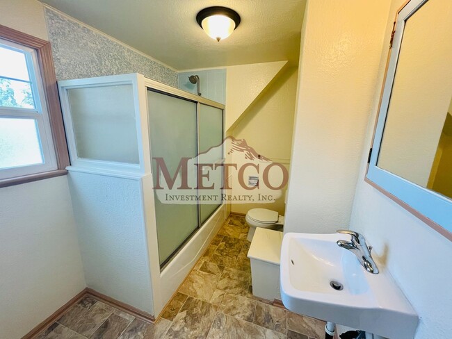 Building Photo - 4 bedroom 1 1/2 bath home close to U of O