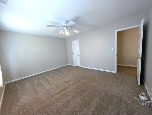 Building Photo - Beautiful 2 story, 4 bed, 2.5 bath Home Located in the Davis Lake Community!