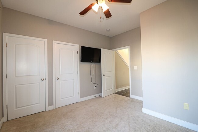 Building Photo - 3 story townhome with Uptown View