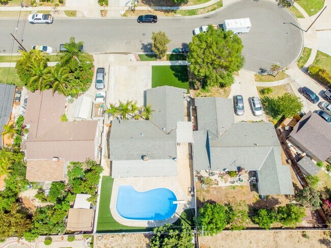 Building Photo - Completely Remodeld W/ Swimming Pool!