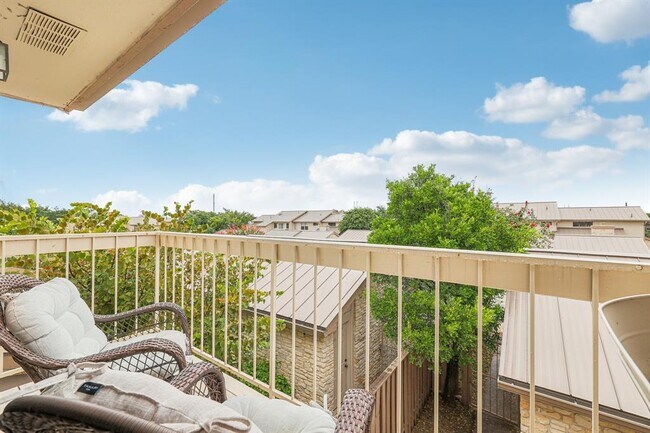 Building Photo - 2201 Lakeway Blvd