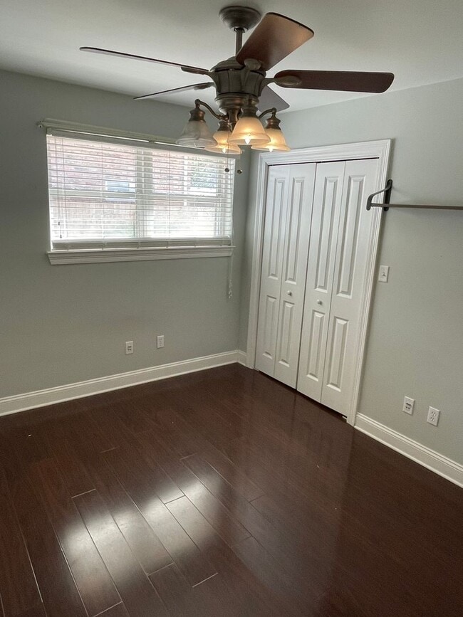 Building Photo - 2BD/1BA in Lakeview, with Driveway and Private Backyard