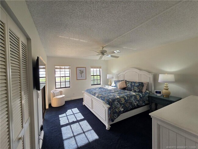 Building Photo - 316 NE Edgewater Dr